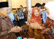 Momen Haru Warnai Puncak Hari Guru Nasional & Hari Aksara Internasional 2025, Gubernur Khofifah Dapat Kejutan Kehadiran Guru Semasa Sekolah