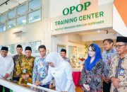 Gubernur Khofifah Resmikan OPOP Training Center ITS Surabaya, Perkuat Sinergi Teknologi, AI, dan Inovasi untuk Dongkrak Produk Pesantren Jatim Naik Kelas