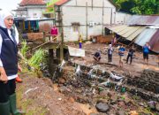 Khofifah Gerak Cepat Atasi Banjir Situbondo, Pemprov Jatim Optimalkan Pengerukan dan Bantuan Warga