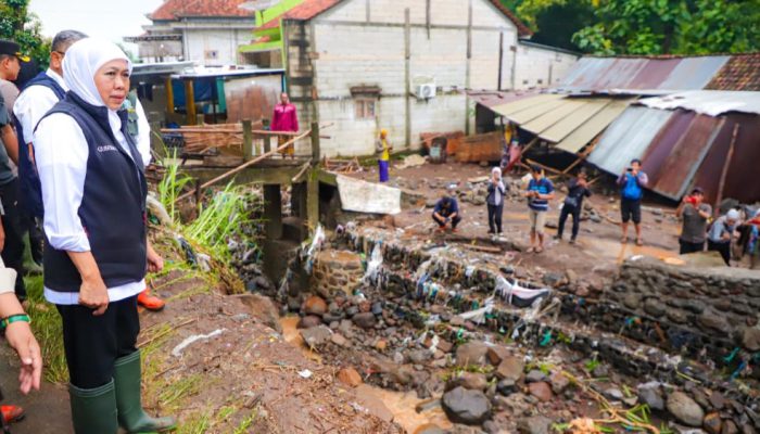 Khofifah Gerak Cepat Atasi Banjir Situbondo, Pemprov Jatim Optimalkan Pengerukan dan Bantuan Warga