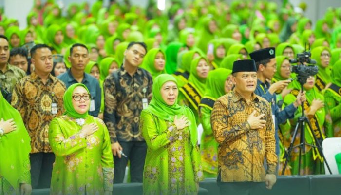 Khofifah Indar Parawansa Kukuhkan 400 Paralegal, HUT ke-80 Muslimat NU Tegaskan Perlindungan Hukum Perempuan dan Anak