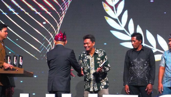 TTL Cetak Prestasi, Kampung Hidroponik Antarkan Raih Penghargaan TJSL di HUT ke-20 Beritajatim Award