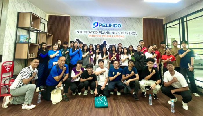 Queensway Secondary School Dalami Industri Maritim dan Logistik di Terminal Teluk Lamong