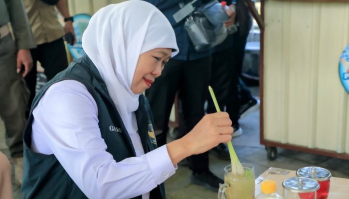 Jaga Kesejahteraan Masyarakat, Khofifah Gelar Pasar Murah di Sentra Kuliner Gladak Serang