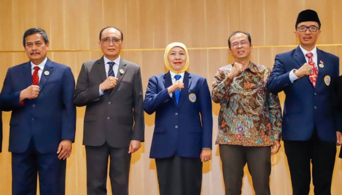 Gubernur Khofifah Lantik Pengurus IKA UNAIR FH, Perkuat Semangat Kolaborasi dan Pengabdian Alumni