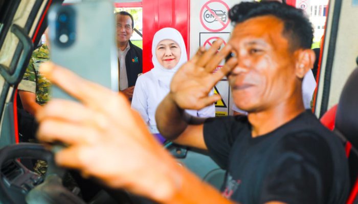 Gubernur Khofifah Pastikan Pasokan Biosolar di Jawa Timur Aman dan Lancar saat Tinjau SPBU Karanglo, Malang. Pastikan Pemprov Jatim Perkuat Koordinasi Bidang Energi dengan Pertamina dan PLN