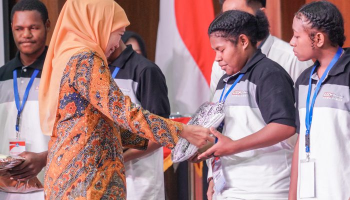 Gubernur Khofifah Sambut 152 Siswa ADEM Papua di Jatim, Tegaskan Pendidikan sebagai Jembatan Membangun SDM Unggul