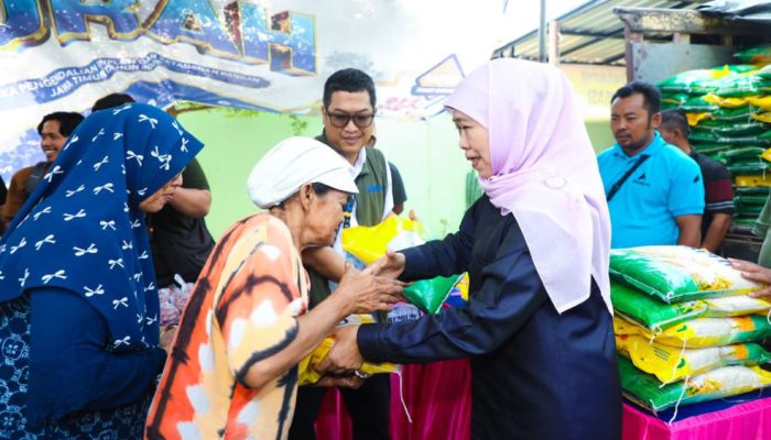 Gubernur Khofifah Perkuat Ekonomi Rakyat melalui Pasar Murah dan Pemberdayaan UMKM di Pasuruan