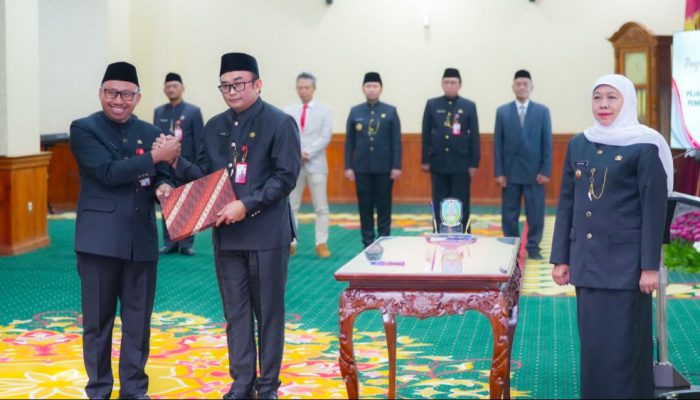 Khofifah Lantik Kepala Bappeda, PU SDA, ESDM hingga PRKPCK, Tekankan Pelayanan Publik Semakin Transparan