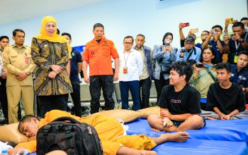 Gubernur Khofifah Bersama Kapolda Jatim Pastikan Layanan Kesehatan dan Bantuan Kemanusiaan Siap bagi Korban KMP Mutiara Sentosa II