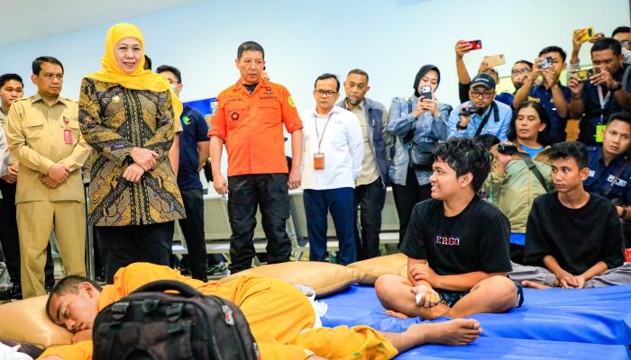 Gubernur Khofifah Bersama Kapolda Jatim Pastikan Layanan Kesehatan dan Bantuan Kemanusiaan Siap bagi Korban KMP Mutiara Sentosa II