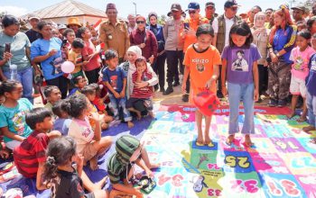 Khofifah Bermain dengan Anak Pengungsi dan Dengarkan Keluhan Warga, Bantuan Jatim Terus Mengalir