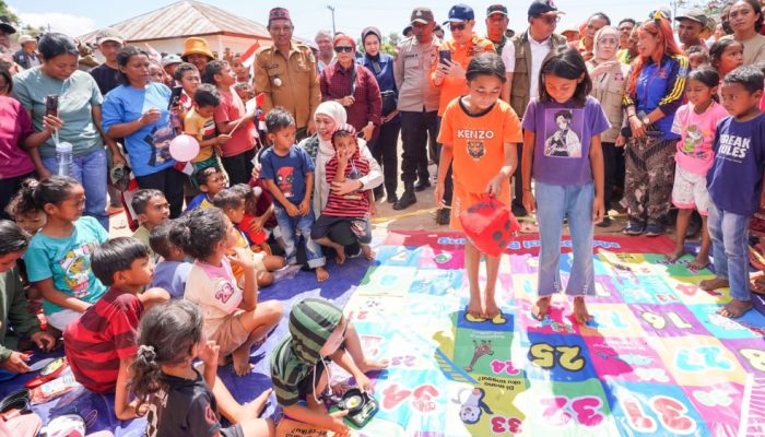 Khofifah Bermain dengan Anak Pengungsi dan Dengarkan Keluhan Warga, Bantuan Jatim Terus Mengalir