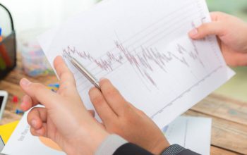 Investor Tahan Langkah, IHSG Berpotensi Fluktuatif di Tengah Demo DPR