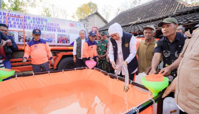 Kekeringan Makin Panjang, Gubernur Khofifah Distribusikan Air Bersih ke 7 Kecamatan Blitar