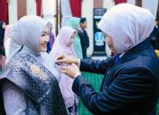 Khofifah Sematkan Tanda Kehormatan kepada 469 ASN Jatim, Ingatkan Pentingnya Menjaga Amanah dan Integritas