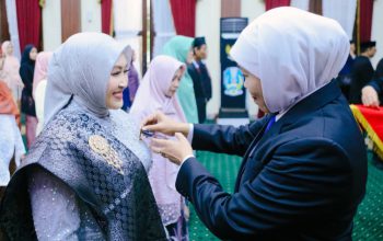 Khofifah Sematkan Tanda Kehormatan kepada 469 ASN Jatim, Ingatkan Pentingnya Menjaga Amanah dan Integritas