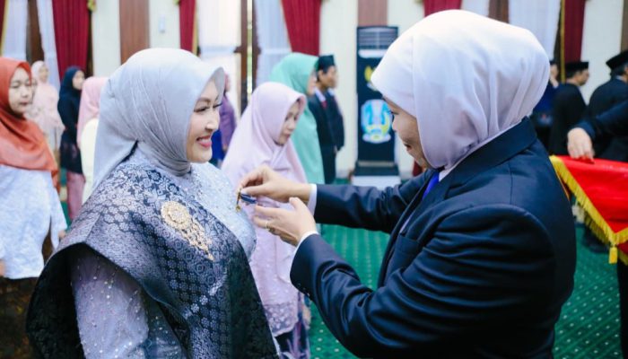 Khofifah Sematkan Tanda Kehormatan kepada 469 ASN Jatim, Ingatkan Pentingnya Menjaga Amanah dan Integritas
